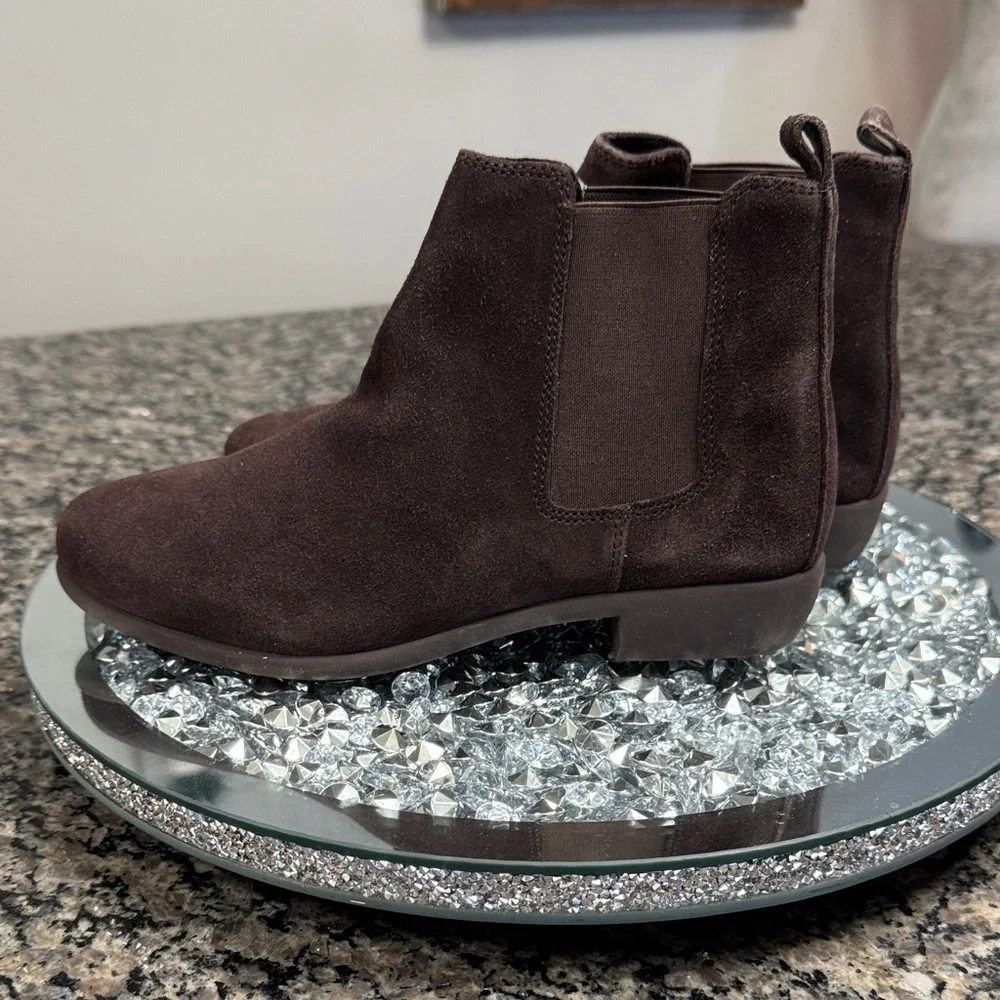 AEROSOLES Step Dance Brown suede leather Ankle Bootie NWOT 6
